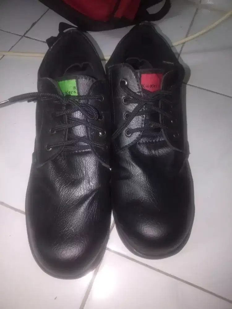 Sepatu safety ujung besi