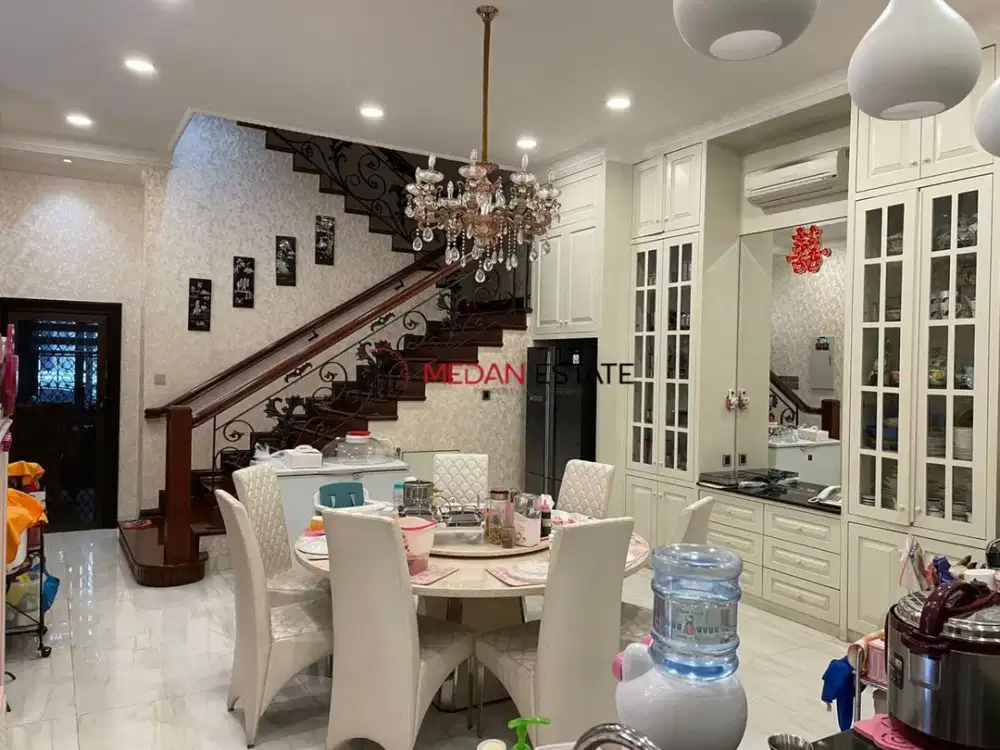 DI JUAL VILLA DI JALAN AMIR HAMZAH MEDAN!!