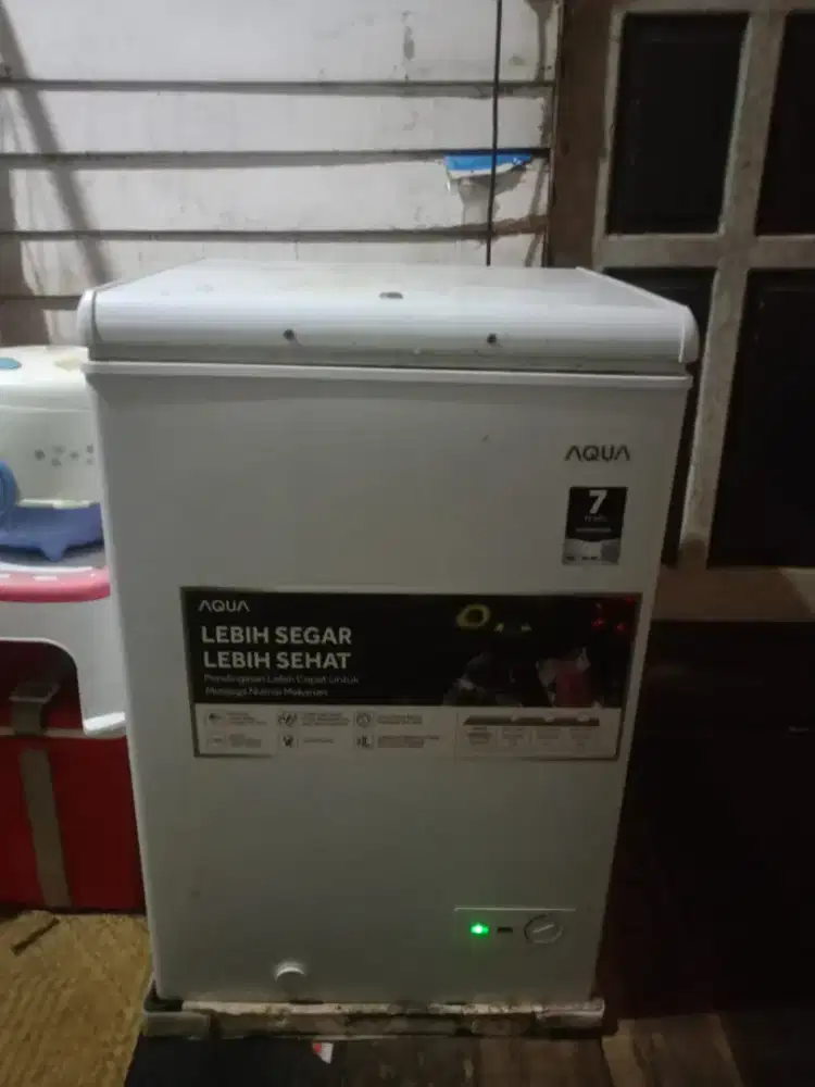 Freezer box kulkas merk aqua 150liter second masih bagus