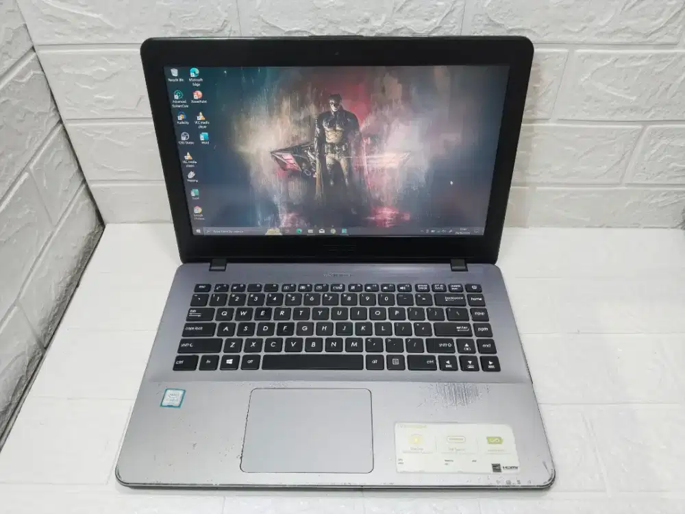 Asus Core i7-7500U Nvidia Geforce Ram 8 GB SSD 128 GB + Hardisk 1T