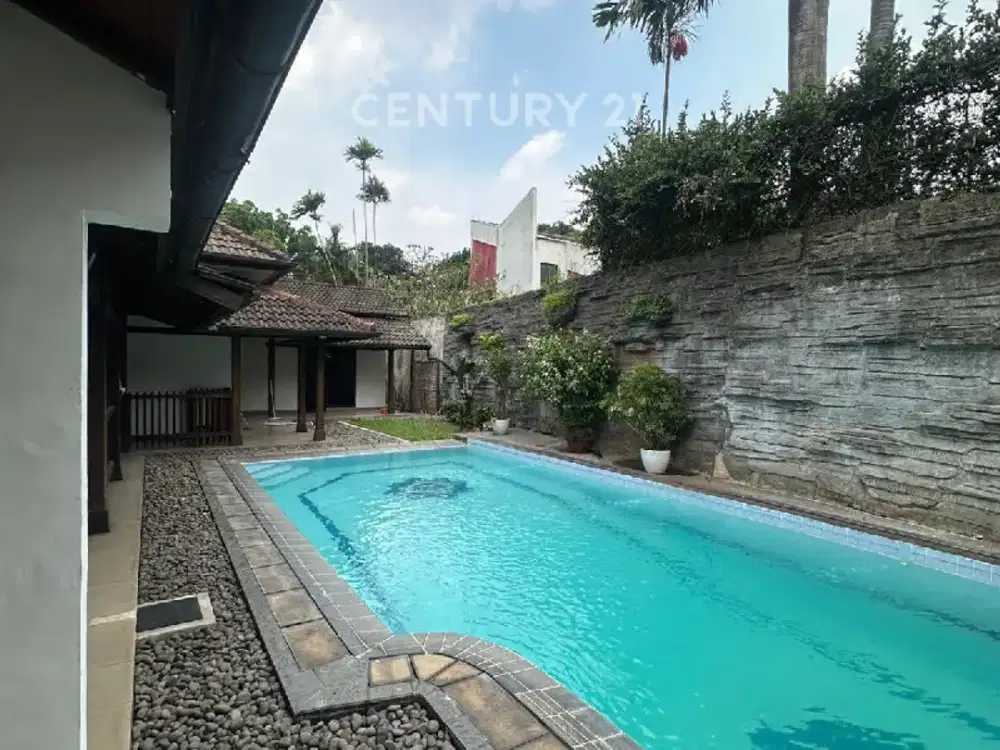 Rumah 1 Lantai Dengan Halaman Luas Dan Kolam Renang Di Kemang