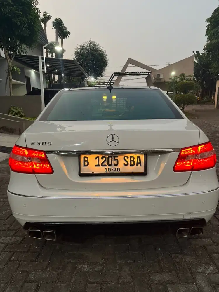 Mercedes-Benz E300 2011 Bensin