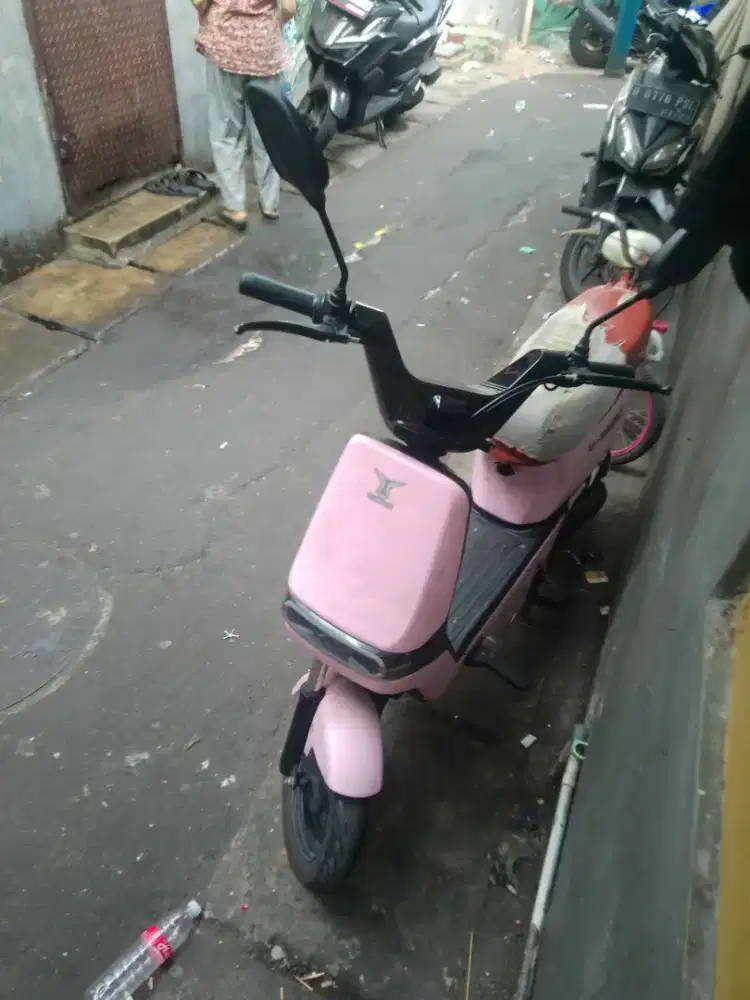 Jual sepeda listrik masih bagus tingal digantai batrei dalmnya aja