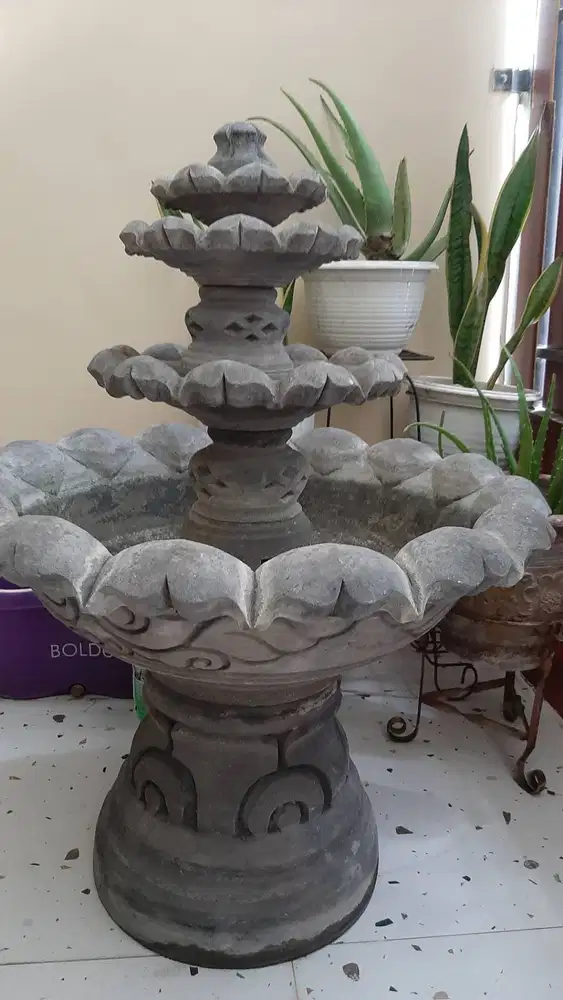 Kolam air mancur batu teratai