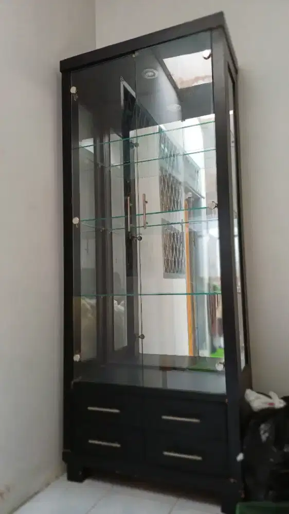Lemari Kaca Pajangan Ada Lampu Sorot
