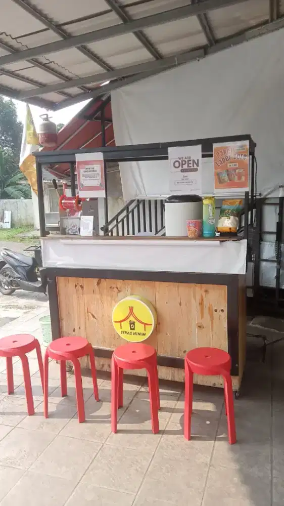 Penyaji Minuman & Pengelola Medsos