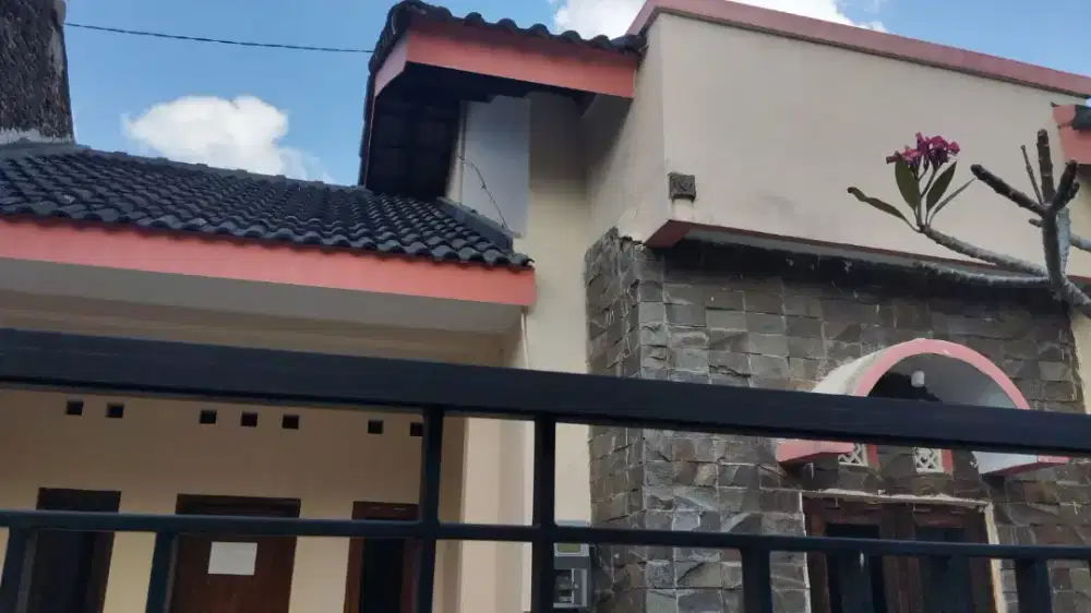 Dikontrakan sebuah Rumah lokasi Depan Masjid  Perum Gajah Mada Asri
