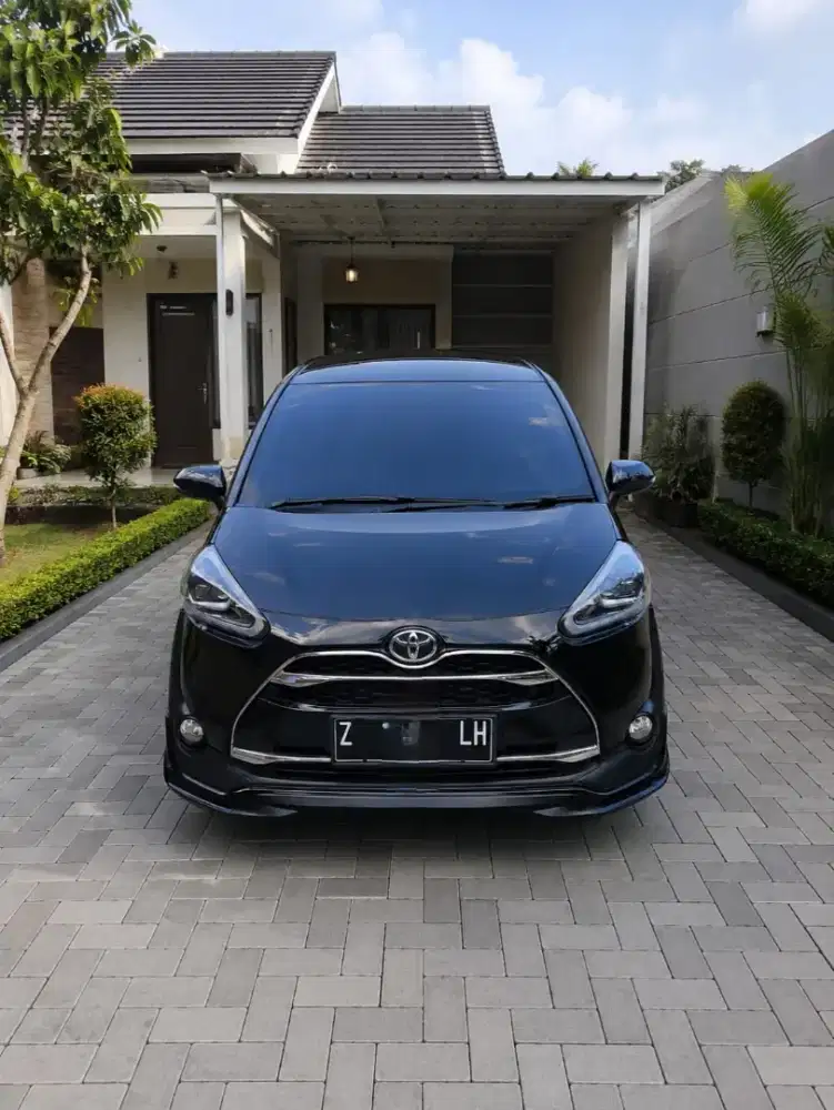 TOYOTA SIENTA Q