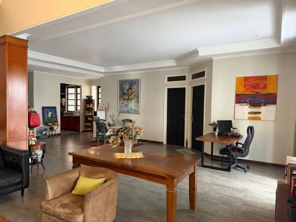 Rumah dengan Pool Semi Furnished - Kemang Jakarta Selatan