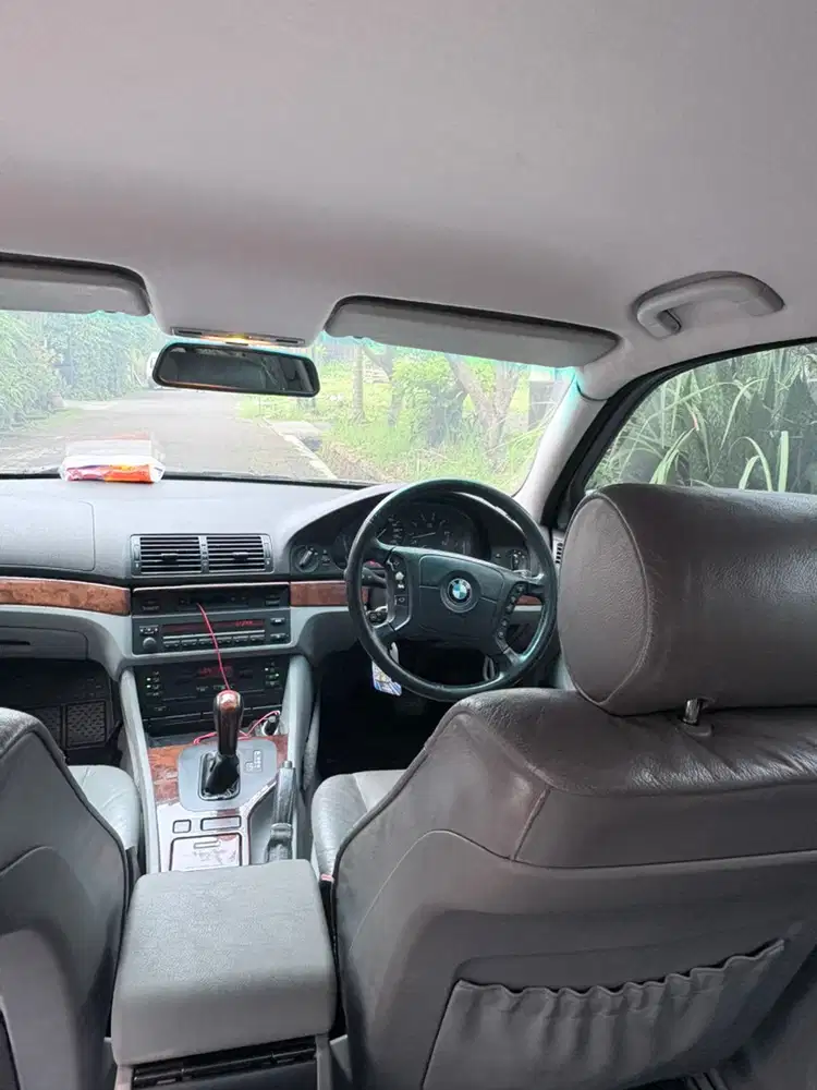BMW E39 528i tahun 2000