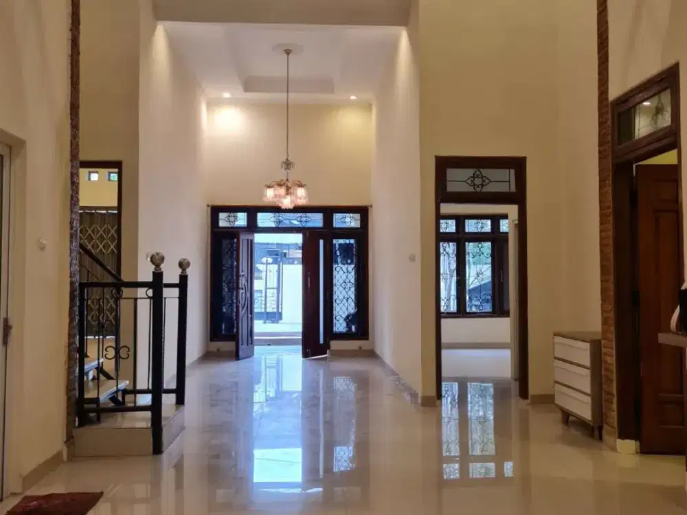 Rumah Mewah di Belakang The Park Mall Semarang Barat