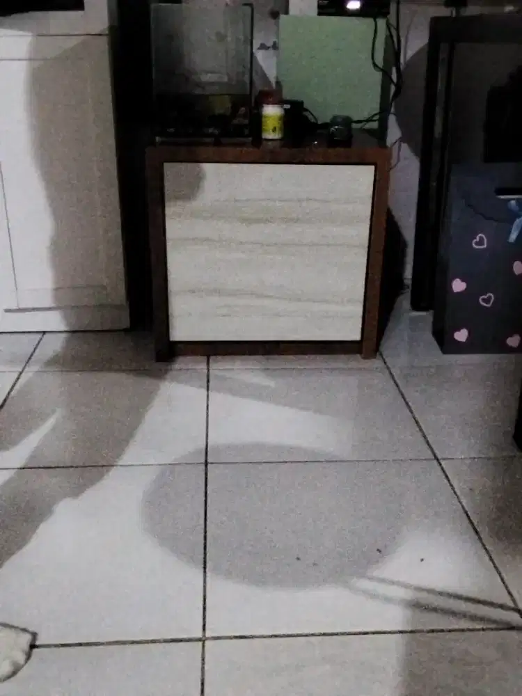 Lemari buku. Nakas . Lemari pajangan kecil