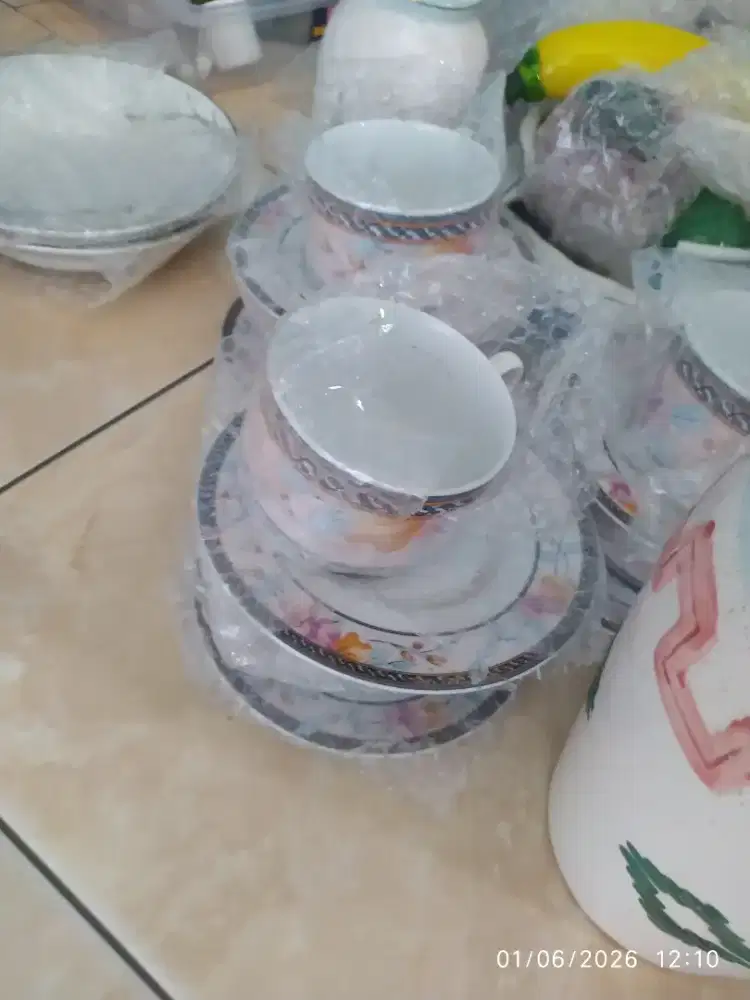 Piring kramik dan pajangan