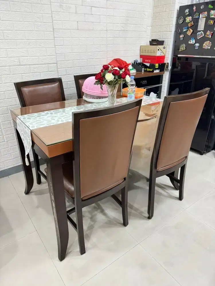 Meja makan kayu solid