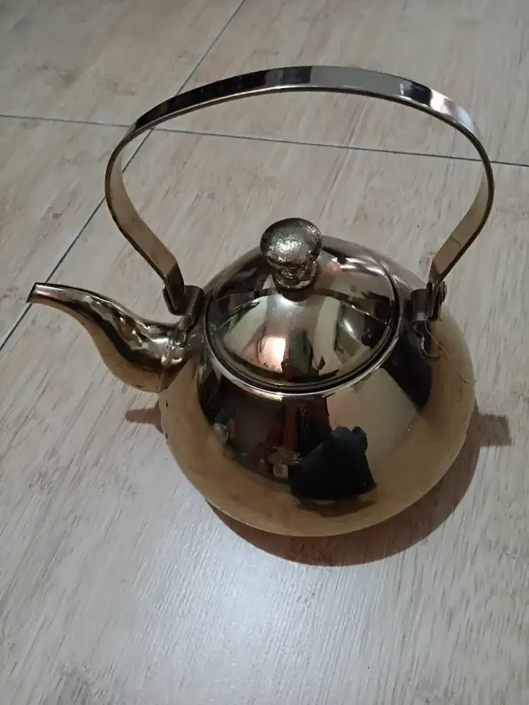 Teko stainless warna emas