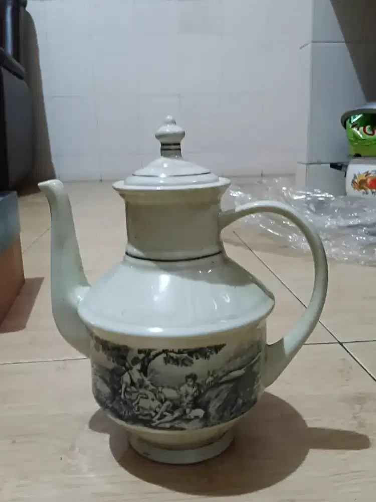 Teko antik dari keramik