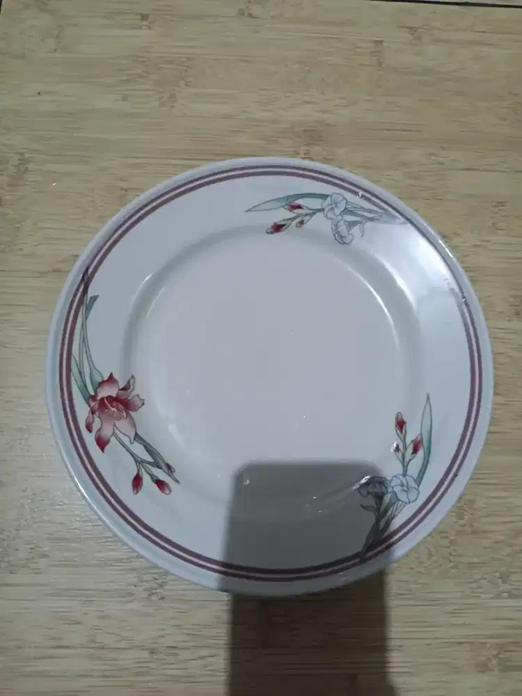 Piring makan keramik