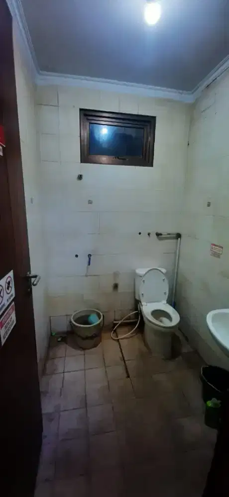 Menerima jasa membersihkan toilet