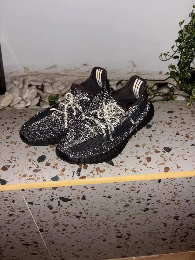 Dijual Adidas Yeezy Boost 350 V2 Static Black Reflective
