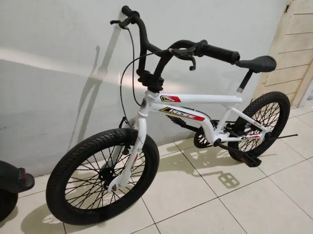 Sepeda bmx warna putih