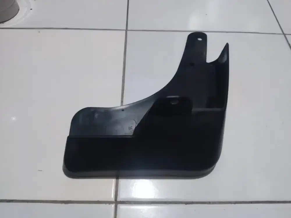 MUD GUARD NISSAN XTRAIL T32 DEPAN KANAN (FR)