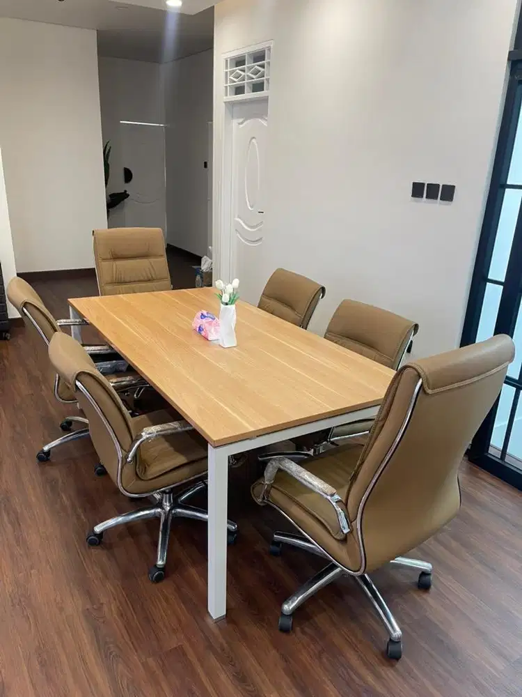 Meja dan kursi kantor informa
