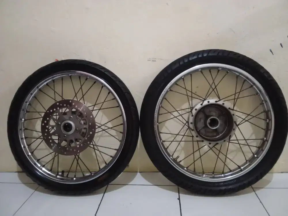 Di jual Velg + disk depan +ban luar dalem Jupiter z robot