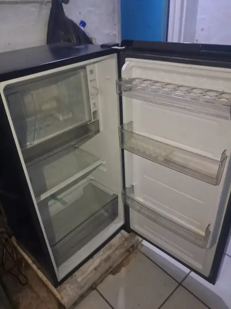 Di jual lemari Es seken