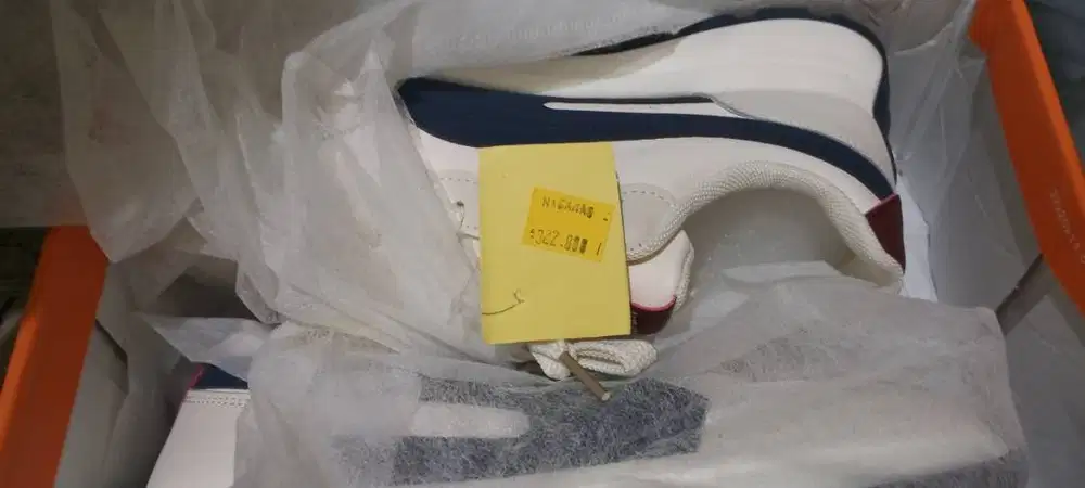 Sepatu merk sloawcn jual cepat masih baru size 40 putih