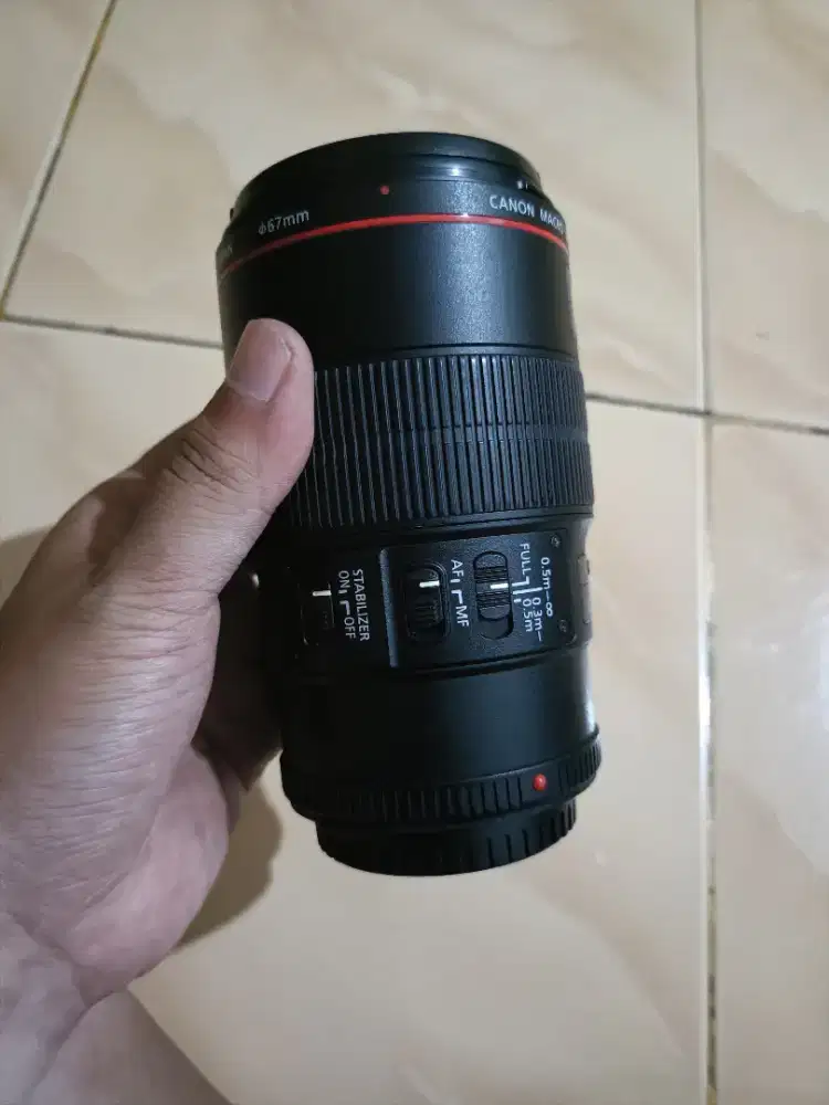 CANON EF 100MM F2.8L IS USM LIKENEW