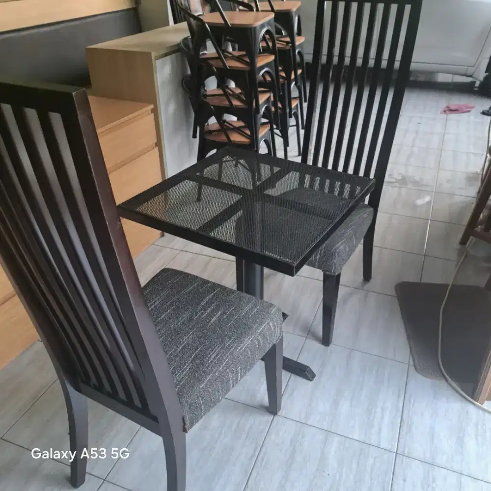 Meja makan besi dan 2 kursi
