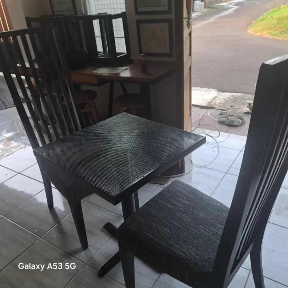 Meja makan besi + 2 kursi