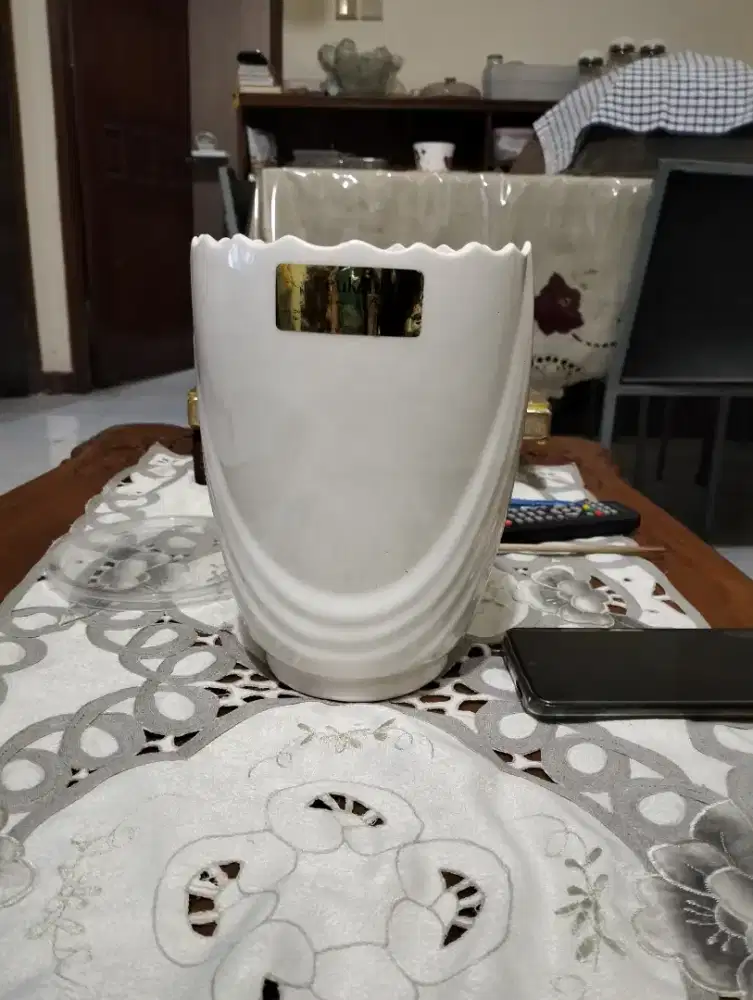 Vas Bunga Putih Kemuning