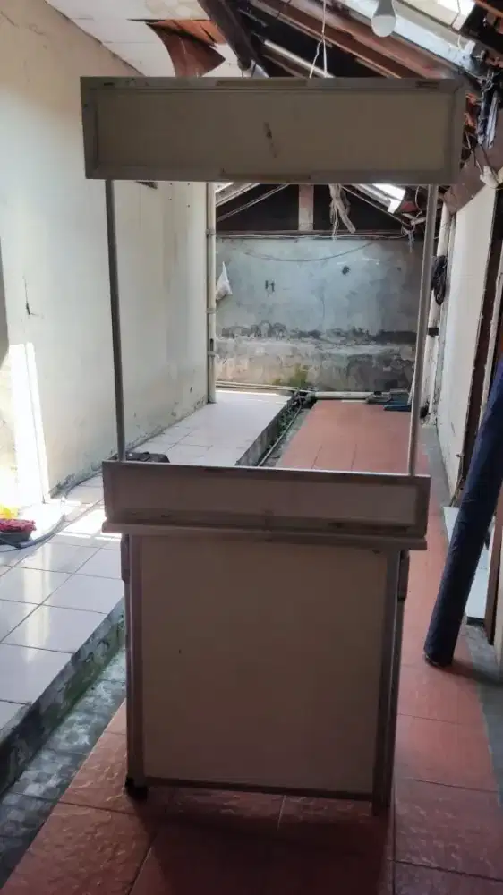 Stand lipat dagang pinggir jalan