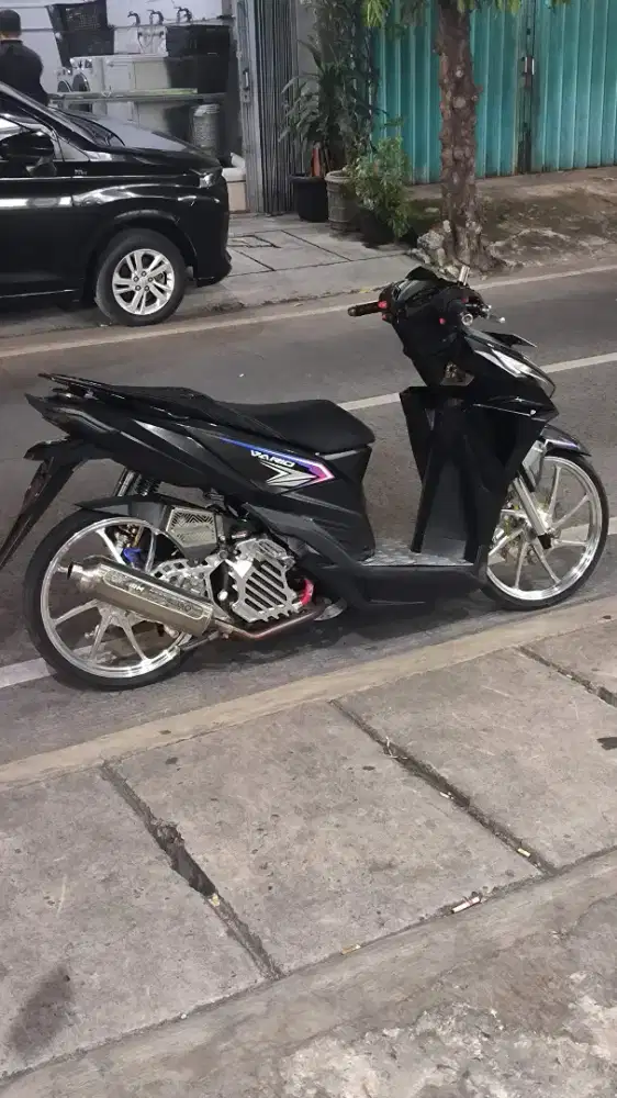 Vario LED black 125 thn 2017 KM rendah
