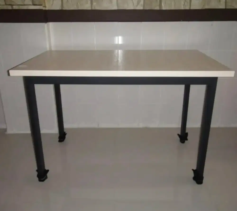 Meja Makan Second : Alas HPL n kakinya besi hollo
Ukuran 120x70x85cm