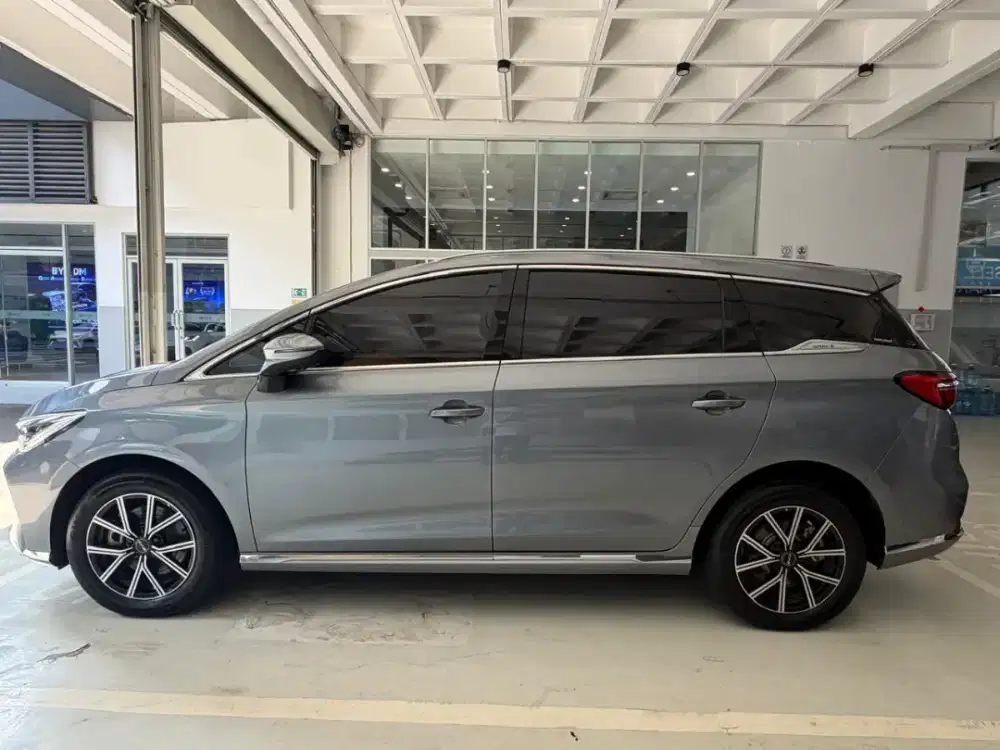 BYD M6 CAPTAIN SEATER 2024