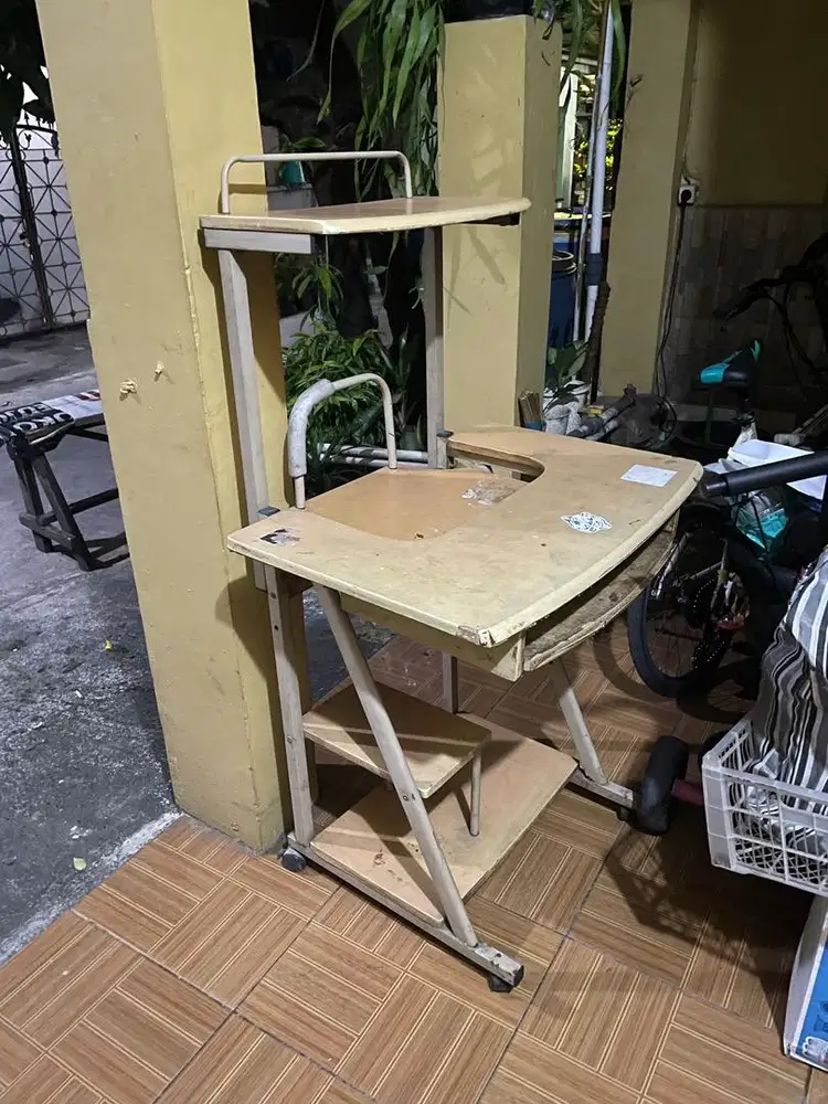 Meja komputer bekas