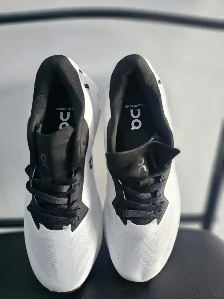​Sepatu On Cloud (OC) Running Sneakers White Black - Size 37