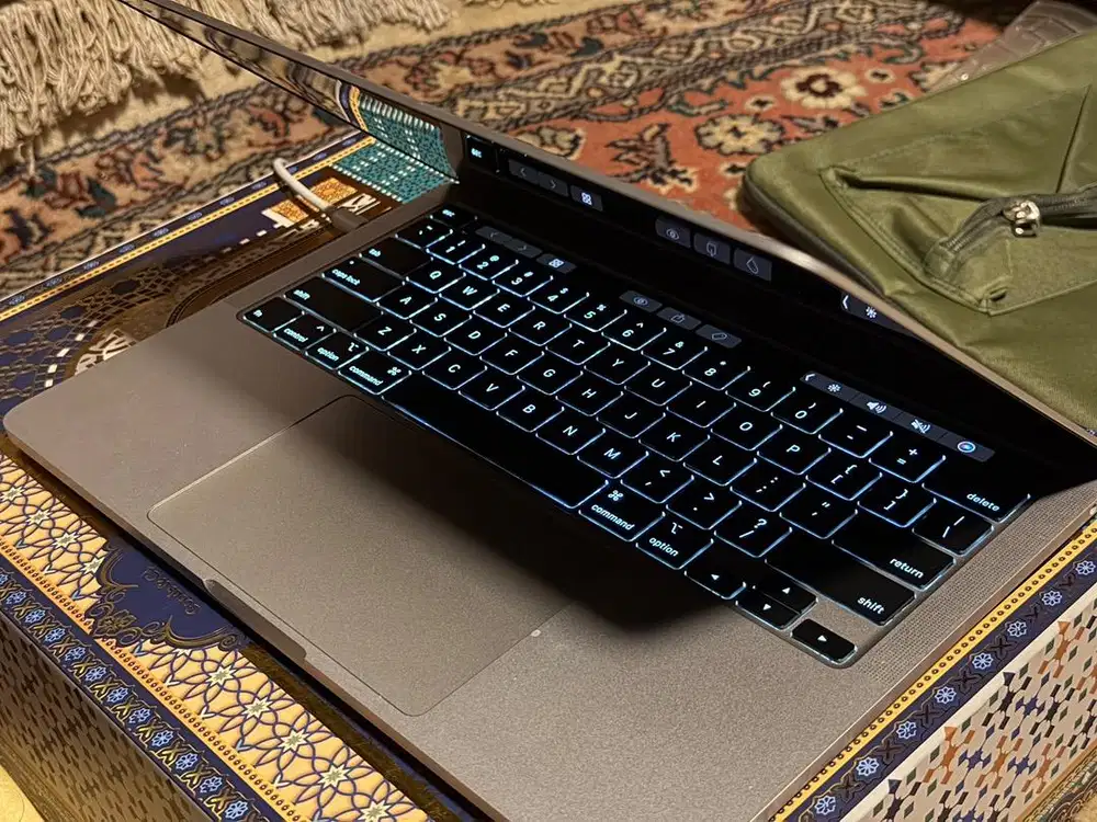 Macbook Pro 2020 16/256 i5