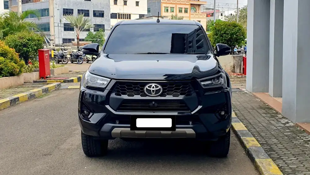 Km 18rb toyota hilux 2.4 v dc double cabin 4x4 awd 2025 hitam