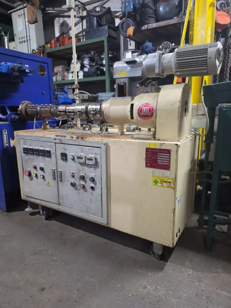 Extruder plus pengering dan pemotong