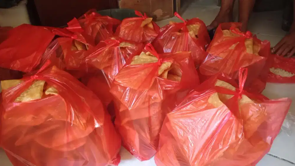 Kulit pangsit mentah , pangsit goreng , mie basah , mie ayam basah
