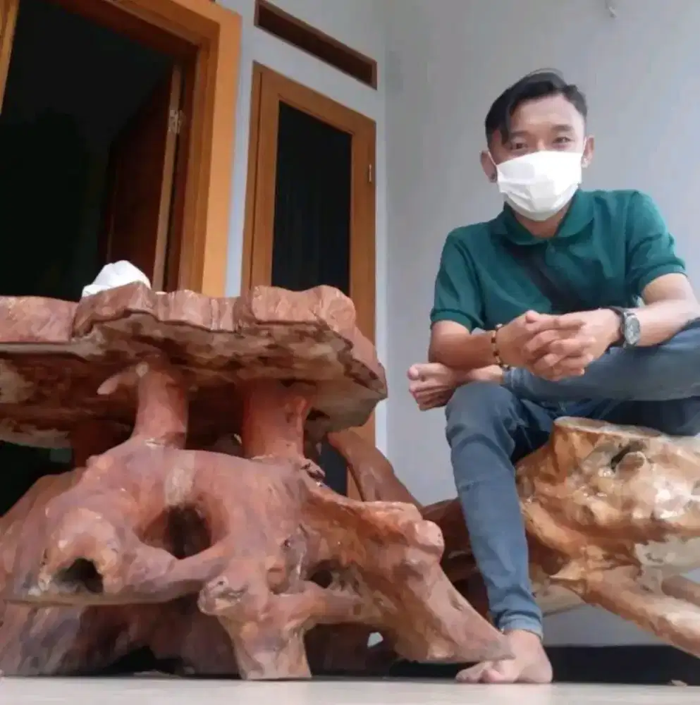 Mencari pekerjaan apa saja .yg penting halal