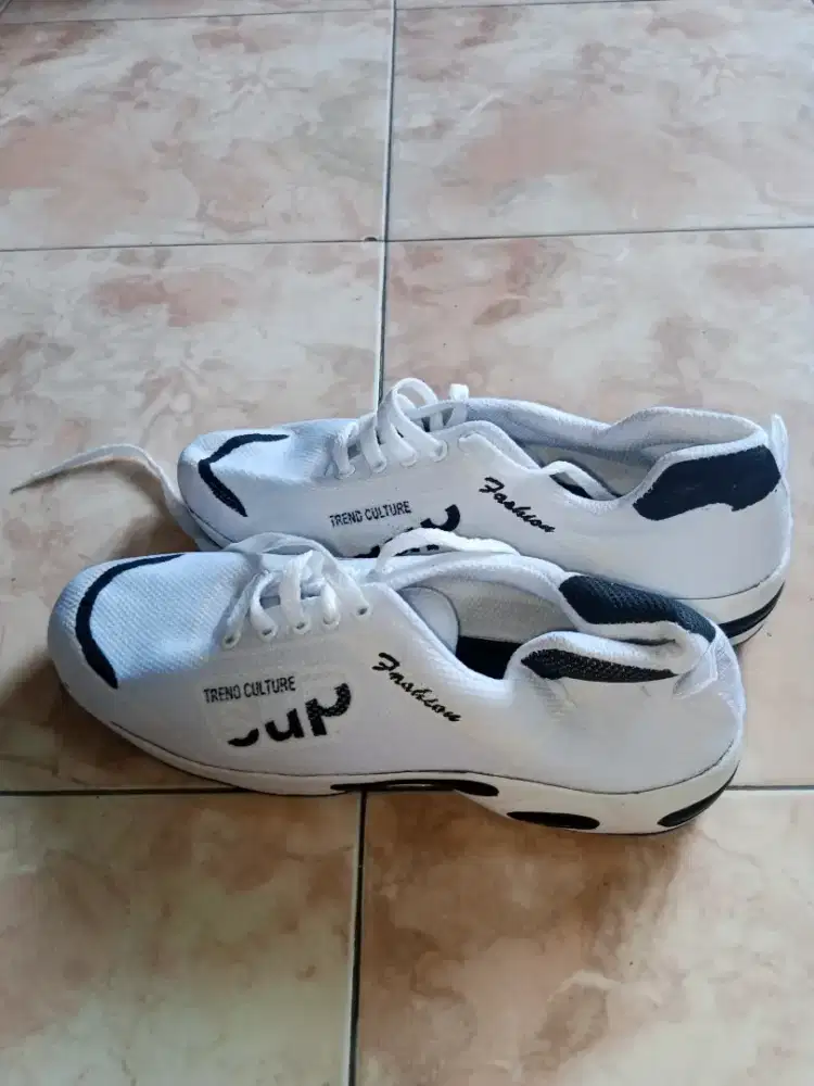 Sepatu casual sporty white baru