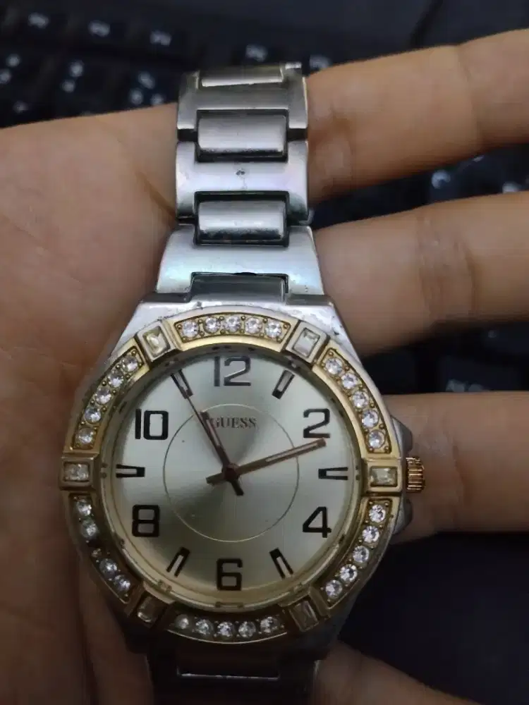 Jam Tangann Guess