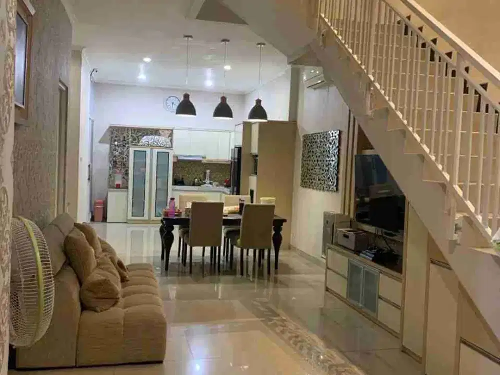 DIJUAL RUMAH FULL FURNISH TERAWAT MANYAR INDAH