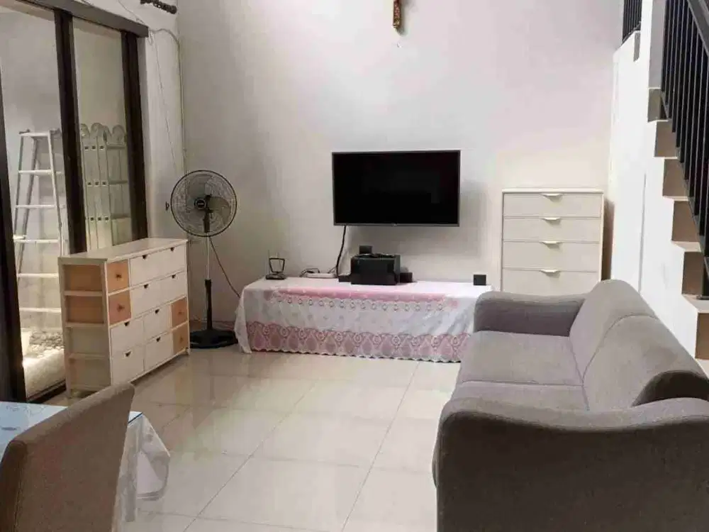 Jual Rumahe rTenggilis Minimalis Semi Furnished Lebar 10 Hadap Selatan
