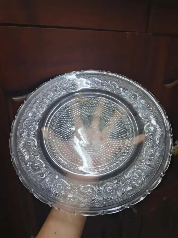 Piring Antik Kaca Besar motif timbul