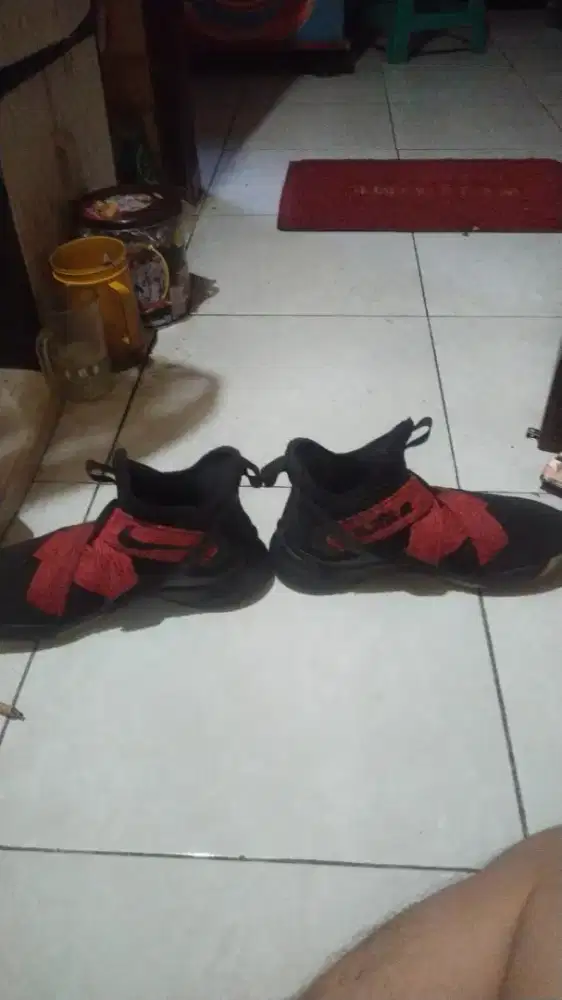 Sepatu nike LeBron Soldier 12'Bred'